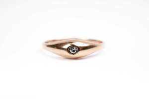 A diamond ring in 9 carat yellow gold