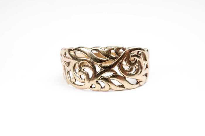 A scroll design ring in 9 carat yellow gold