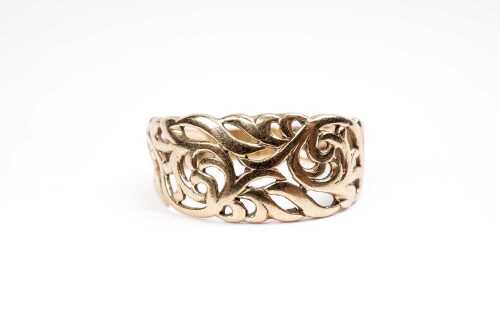 A scroll design ring in 9 carat yellow gold