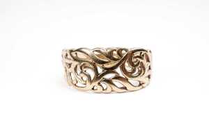 A scroll design ring in 9 carat yellow gold