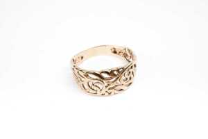 A scroll design ring in 9 carat yellow gold - 2