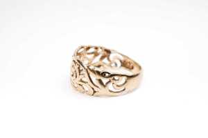 A scroll design ring in 9 carat yellow gold - 3