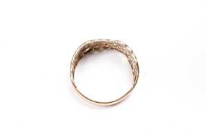 A scroll design ring in 9 carat yellow gold - 4