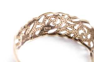 A scroll design ring in 9 carat yellow gold - 5