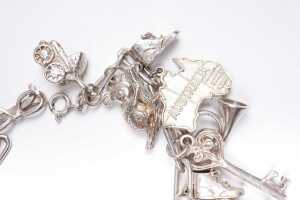 A charm bracelet in sterling silver - 3