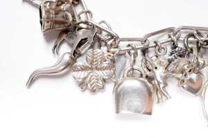 A charm bracelet in sterling silver - 4