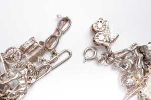 A charm bracelet in sterling silver - 5