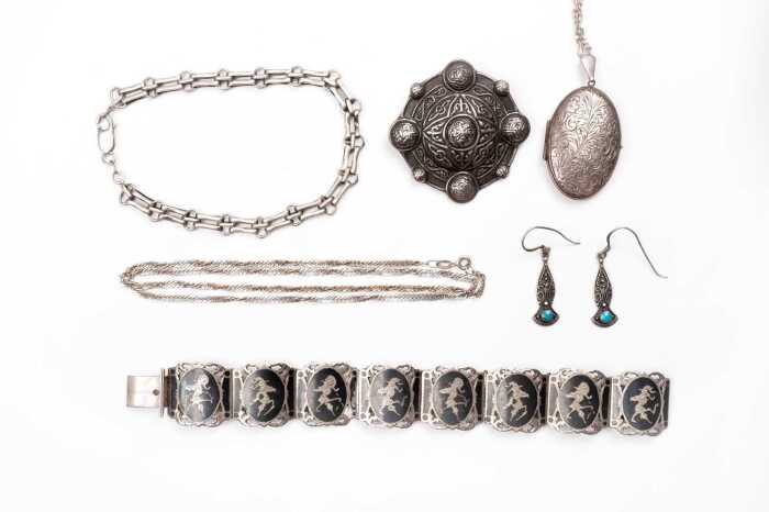 A collection of jewellery in sterling silver