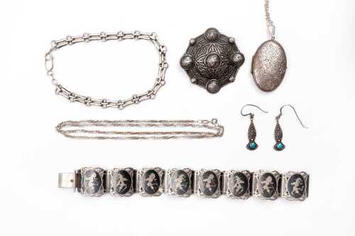 A collection of jewellery in sterling silver