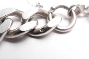 A curb link bracelet in sterling silver - 4