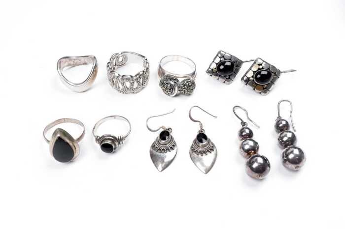 A collection of jewellery in sterling silver