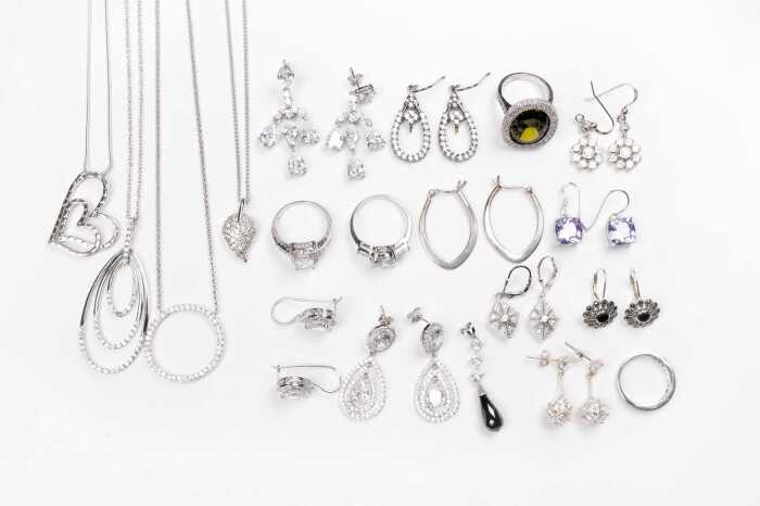 A collection of jewellery in sterling silver