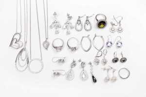 A collection of jewellery in sterling silver