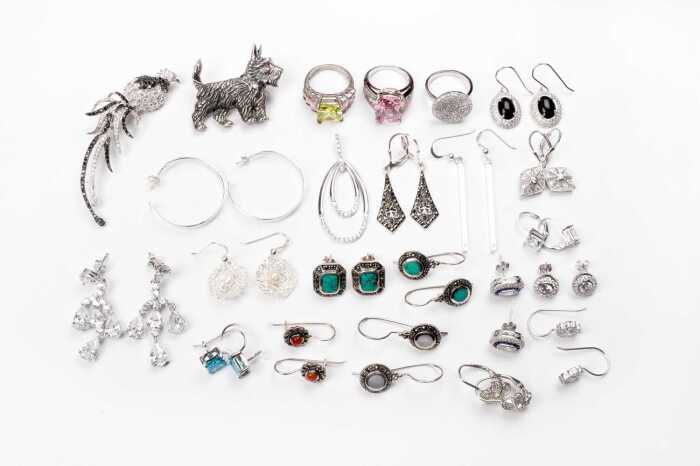A collection of jewellery in sterling silver