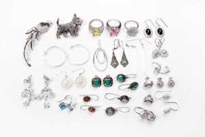 A collection of jewellery in sterling silver