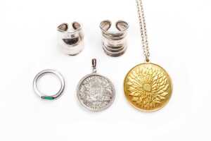 A collection of jewellery in sterling silver