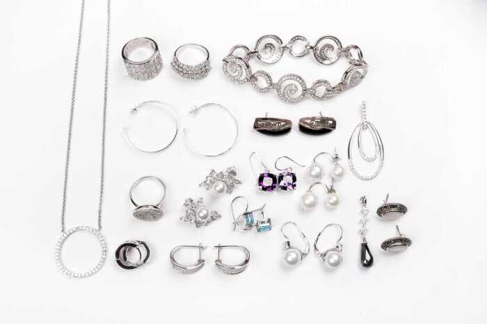 A collection of jewellery in sterling silver