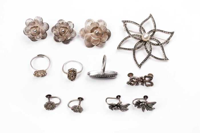 A collection of jewellery in sterling silver