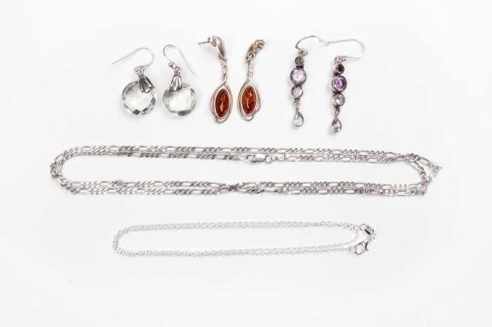 A collection of jewellery in sterling silver