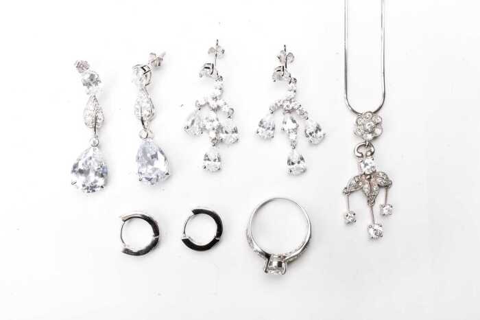 A collection of jewellery in sterling silver