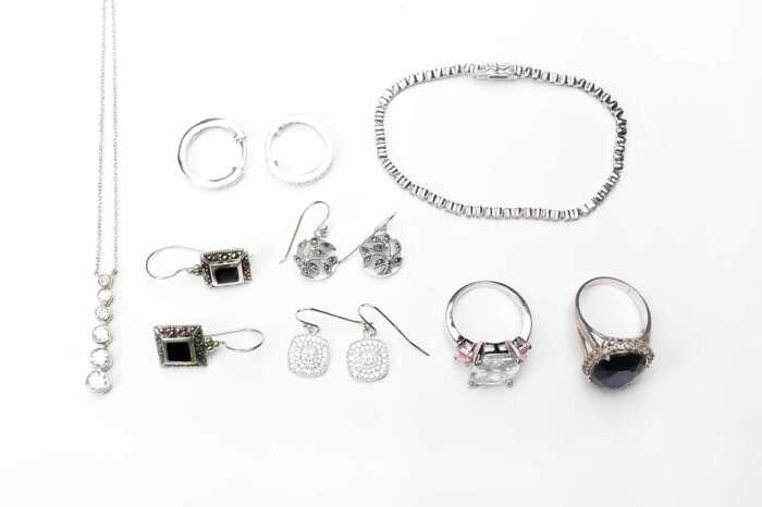 A collection of jewellery in sterling silver