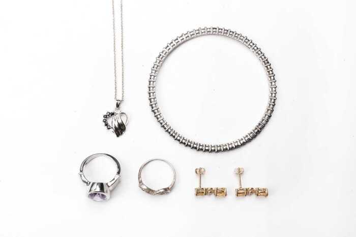 A collection of jewellery in sterling silver