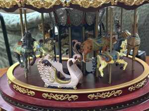 Mr Christmas Marquee Deluxe musical carousel - 40 Christmas songs - 2