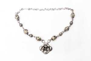 A dalmatian jasper necklace in sterling silver.