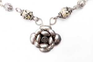 A dalmatian jasper necklace in sterling silver. - 2