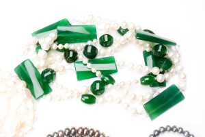 A collection of freshwater pearls and beads - 2