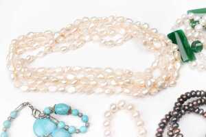 A collection of freshwater pearls and beads - 3
