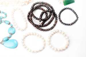 A collection of freshwater pearls and beads - 4