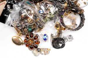 A large collection of costume jewellery - 2