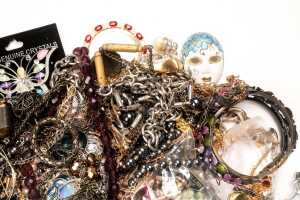A large collection of costume jewellery - 3