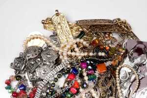 A large collection of costume jewellery - 5