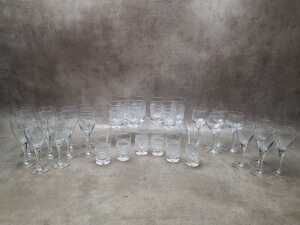 Assorted glassware including Luigi Bormioli stemmed wine glasses