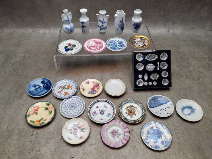 Miniature porcelain items including pin dishes, Chinese crockery set, etc.