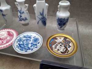 Miniature porcelain items including pin dishes, Chinese crockery set, etc. - 3