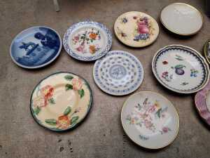 Miniature porcelain items including pin dishes, Chinese crockery set, etc. - 4