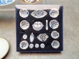 Miniature porcelain items including pin dishes, Chinese crockery set, etc. - 5