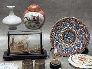 Oriental decorative items including 2x cork dioramas, 6x silver-plated napkin rings, reverse painted snuff bottle, etc. - 2