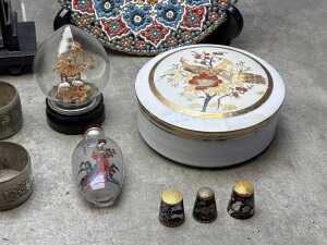Oriental decorative items including 2x cork dioramas, 6x silver-plated napkin rings, reverse painted snuff bottle, etc. - 4