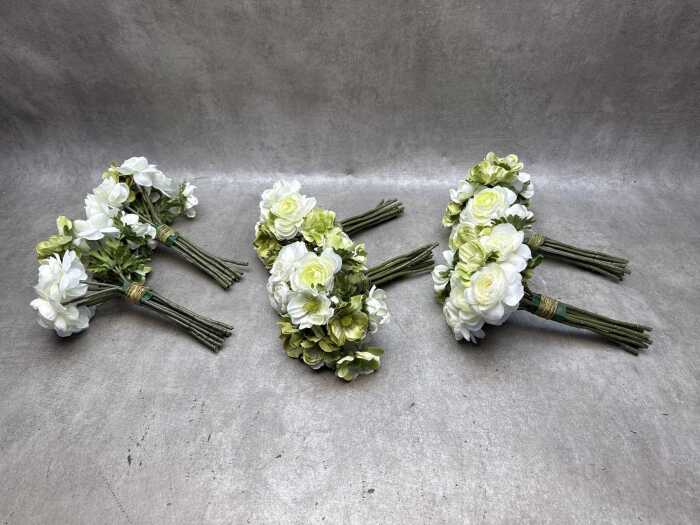 Artificial short-stemmed flowers in white tones