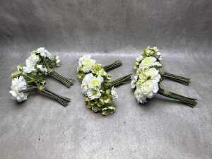 Artificial short-stemmed flowers in white tones