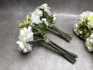 Artificial short-stemmed flowers in white tones - 3