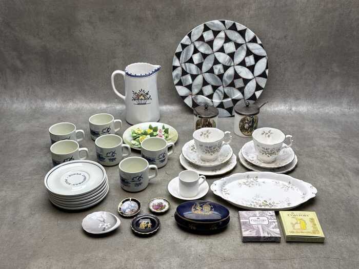 Assorted porcelain, including Delft duos,