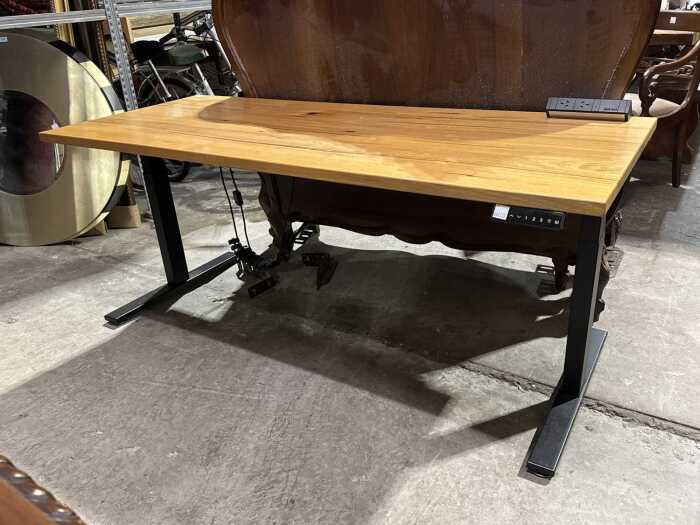 Electric height adjustable desk