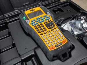 Dymo Rino 6000 label machine with protective hard case - 2