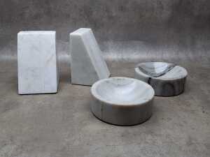 Group of marble decorator pieces, including Globe West bookends