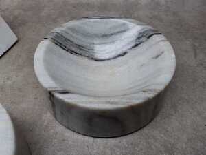 Group of marble decorator pieces, including Globe West bookends - 3